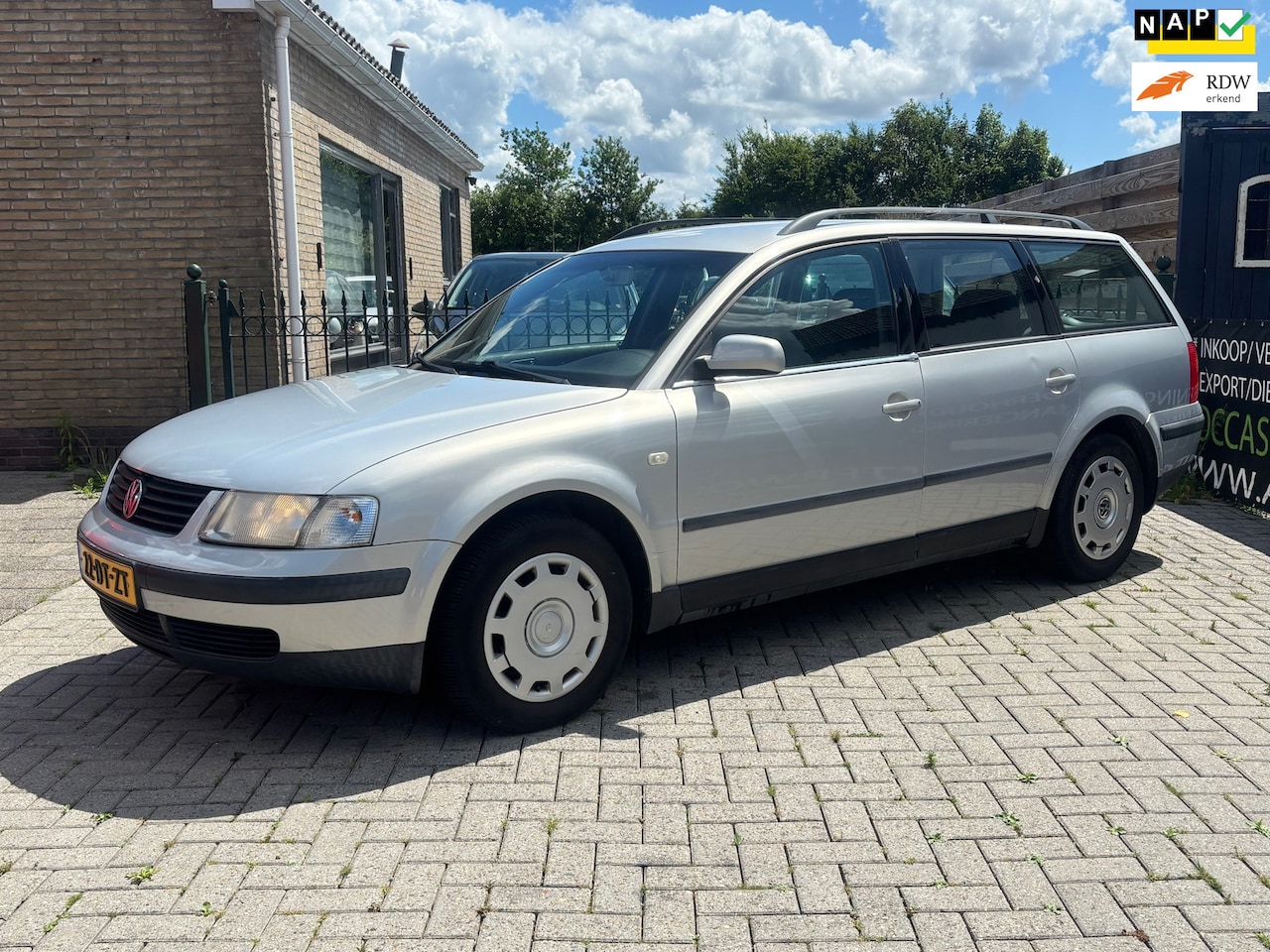 Volkswagen Passat Variant - 1.8-5V Trendline | lange apk | trekhaak | airco | cruise !! - AutoWereld.nl
