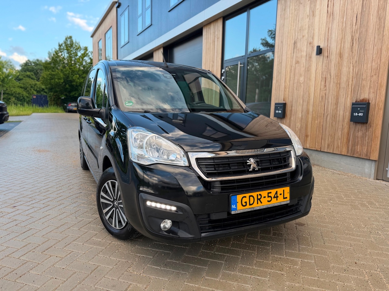 Peugeot Partner Tepee - 1.6 BlueHDi Allure 100PK (bj 2018) 5P|CAMERA|NAVI|ECC|DAB+ - AutoWereld.nl
