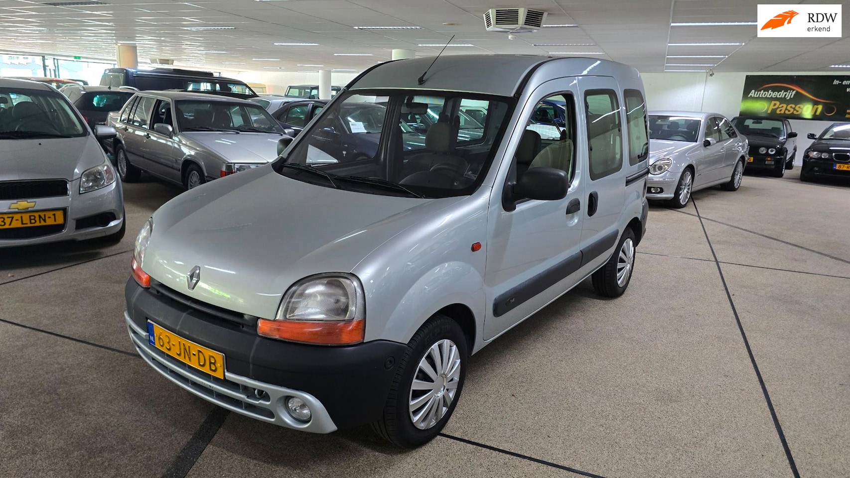 Renault Kangoo - 1.4 Privilège Automaat!! Rolstoel vervoer met neerwaardse klep achter + extra stoel. - AutoWereld.nl