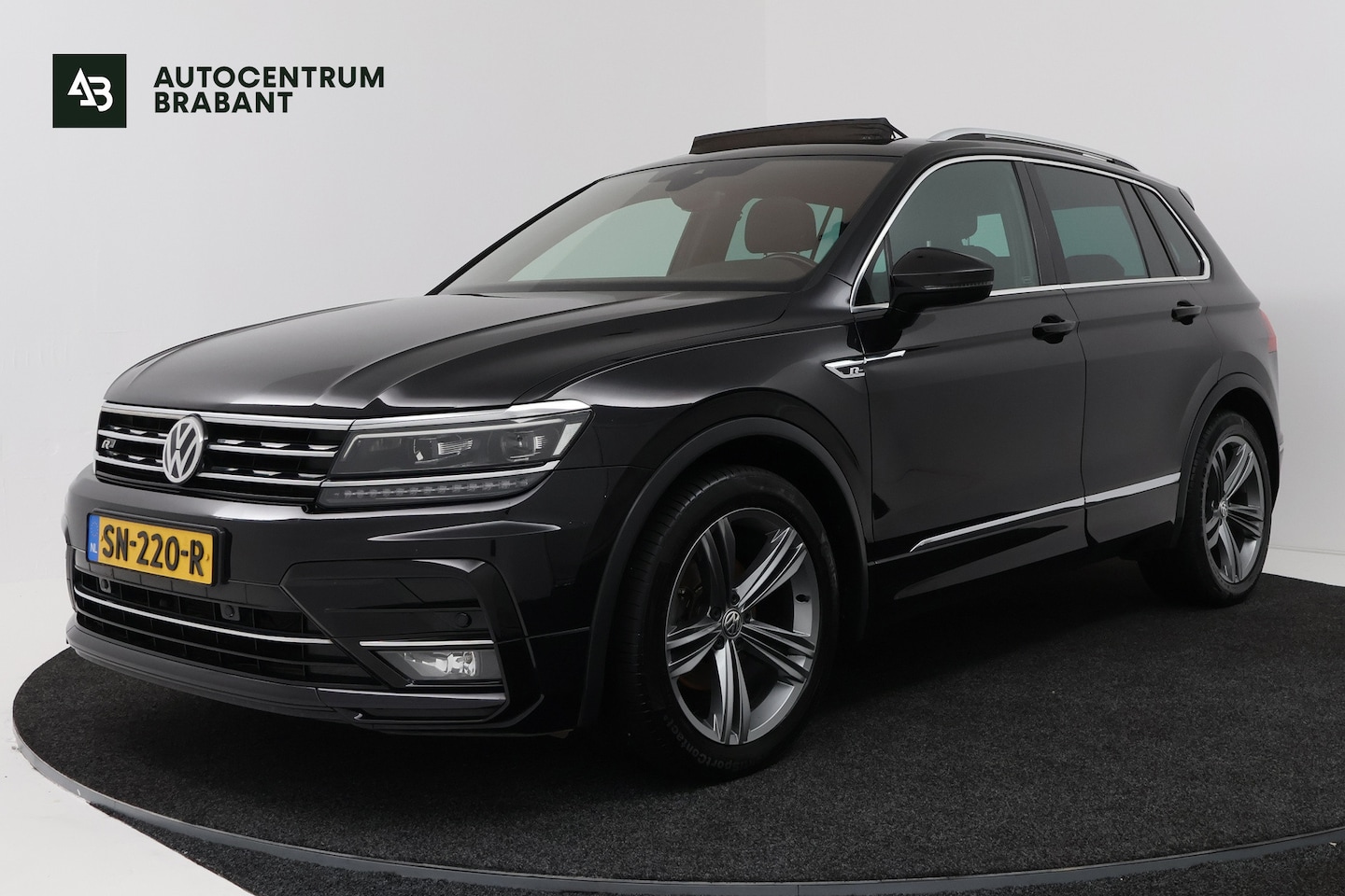 Volkswagen Tiguan - 1.4 TSI Highline Business R (PANORAMADAK, TREKHAAK, DIGITALE COCKPIT, STOELVERWARMING, CRU - AutoWereld.nl