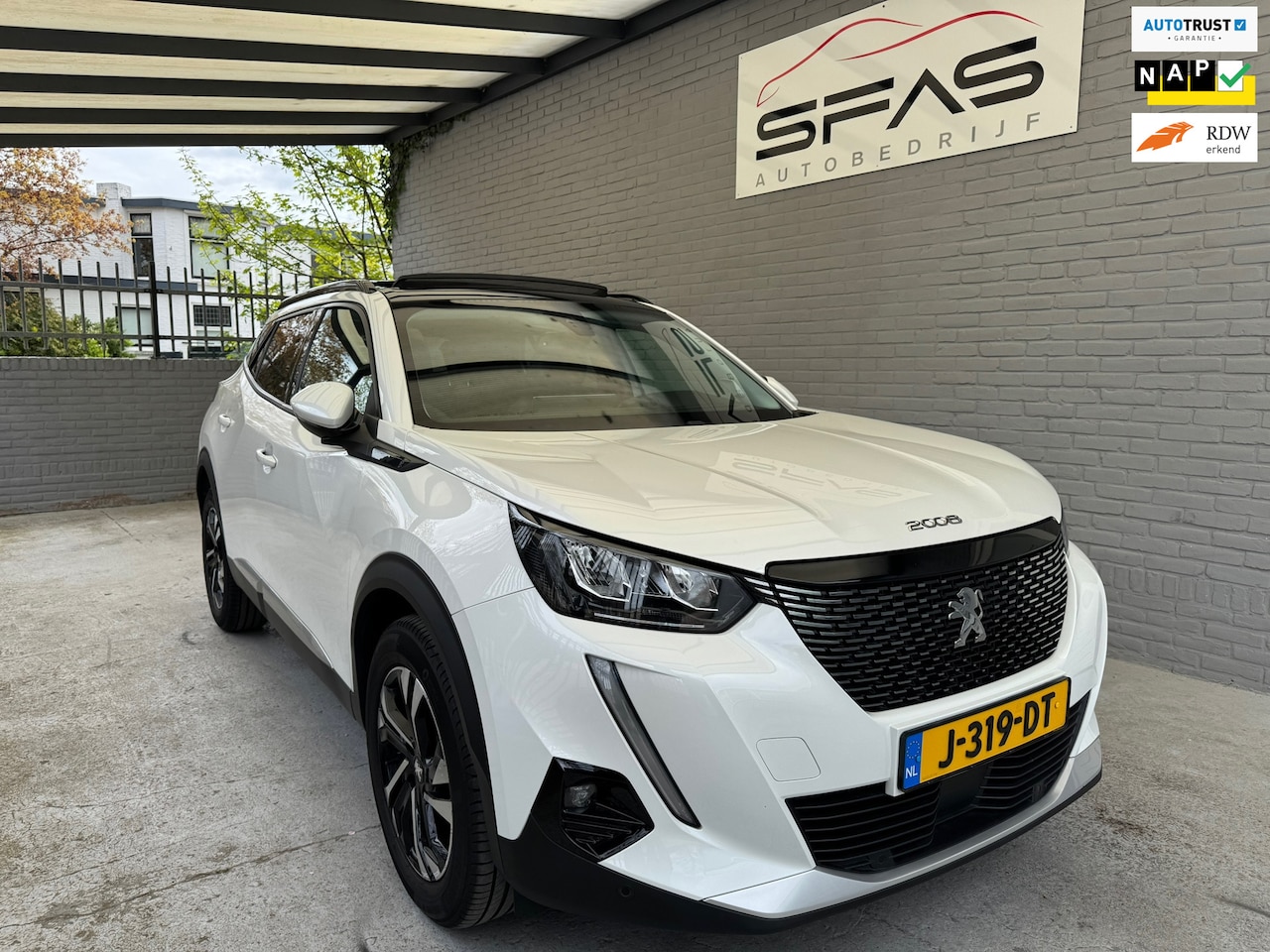 Peugeot 2008 - 1.2 PureTech 102pk 2020 Wit Pano - AutoWereld.nl