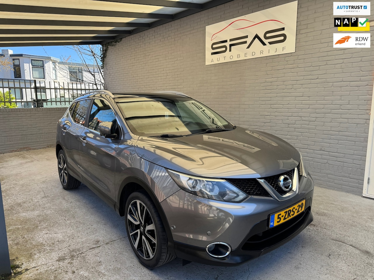 Nissan Qashqai - 1.2 Connect Edition 116pk 2015 Grijs Full Option - AutoWereld.nl