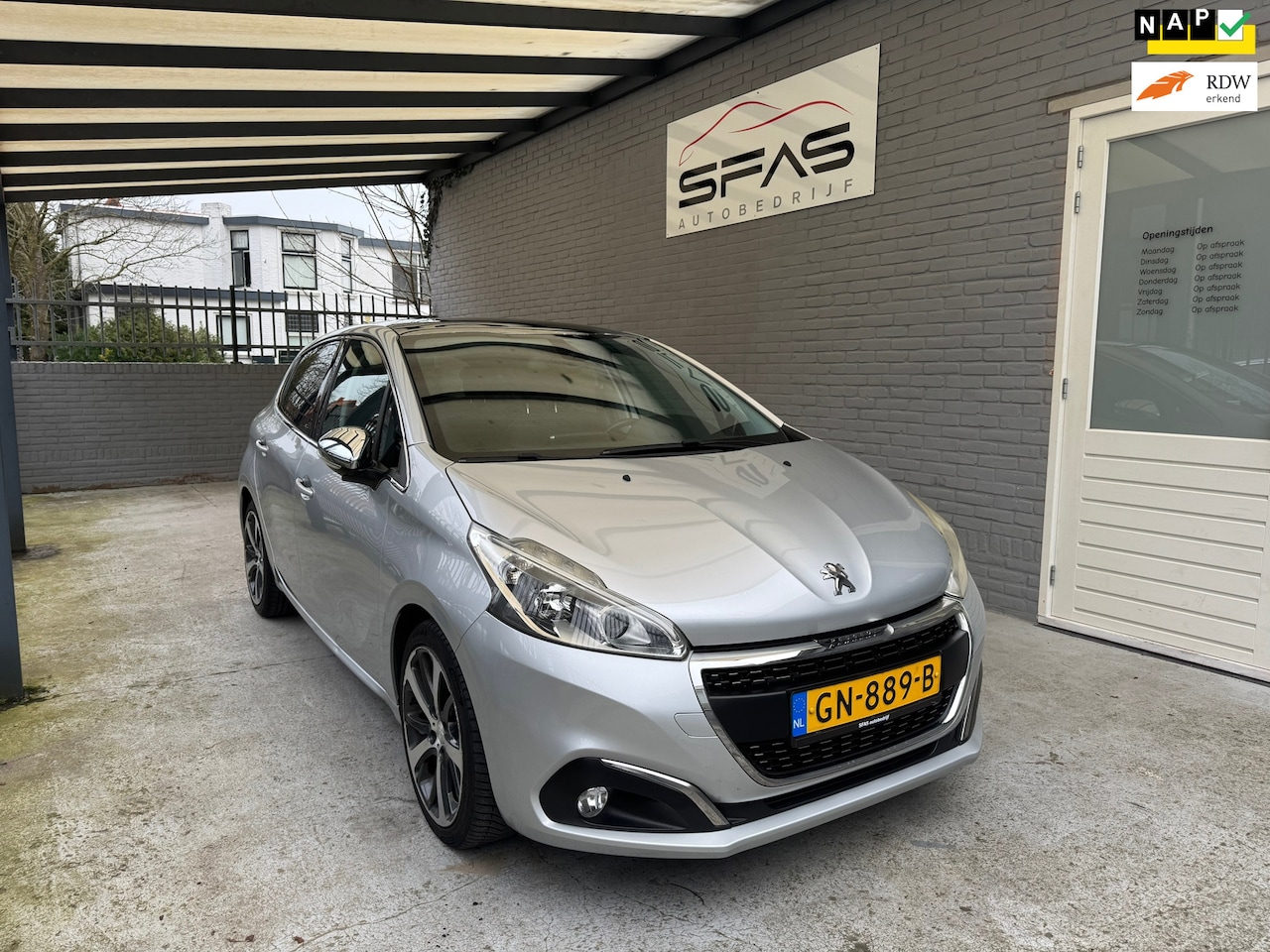 Peugeot 208 - 1.2 Première 2015 110pk grijs 5DRS Full Option - AutoWereld.nl