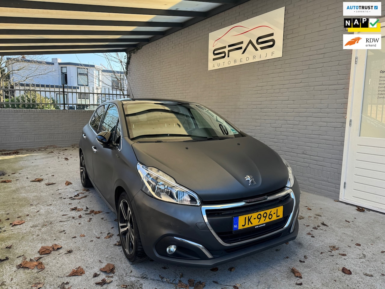 Peugeot 208 - 1.2 GT-line JBL Mat-Grijs 2016 110pk Full Option - AutoWereld.nl