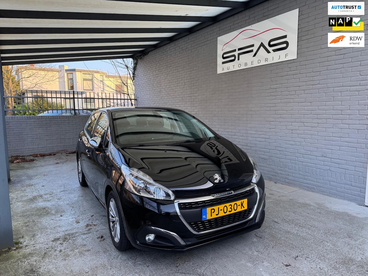 Peugeot 208 - 1.2 PureTech VTI 82pk 5DRS 2017 Zwart - AutoWereld.nl