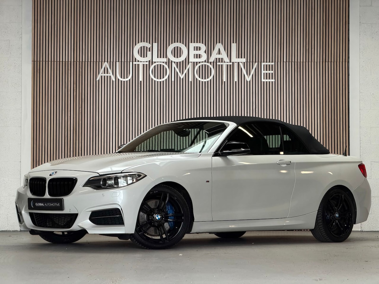 BMW 2-serie Cabrio - M235i - AUTOMAAT - PARELMOER WIT - LEER - NAVIGATIE - HARMAN KARDON - M PERFORMANCE UITLAA - AutoWereld.nl