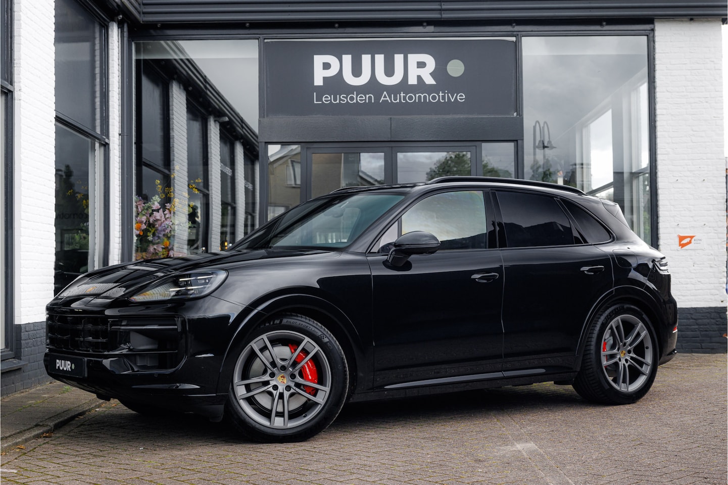 Porsche Cayenne - 3.0 E-Hybrid Sport Design Pano - Passenger Display - 18-weg Zetels - AutoWereld.nl