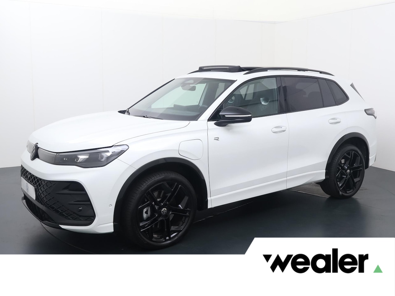 Volkswagen Tiguan - 1.5 eHybrid R-Line Edition | 272 PK | SoH 100% | Trekhaak wegklapbaar | Adaptive Cruise Co - AutoWereld.nl