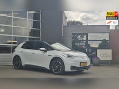 Volkswagen ID.3 - Life 58 kWh, pano, camera, stoelverwarming, trekhaak, app connect