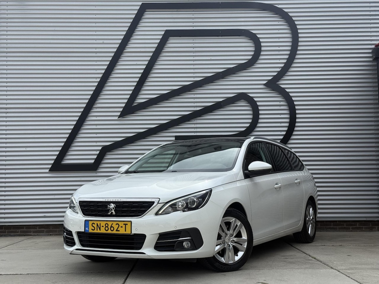 Peugeot 308 SW - 1.2 PureTech Blue Lease Executive 2e Eigenaar|Navi|Clima|Cruise|Pano|Trekhaak|Carplay|PDC - AutoWereld.nl