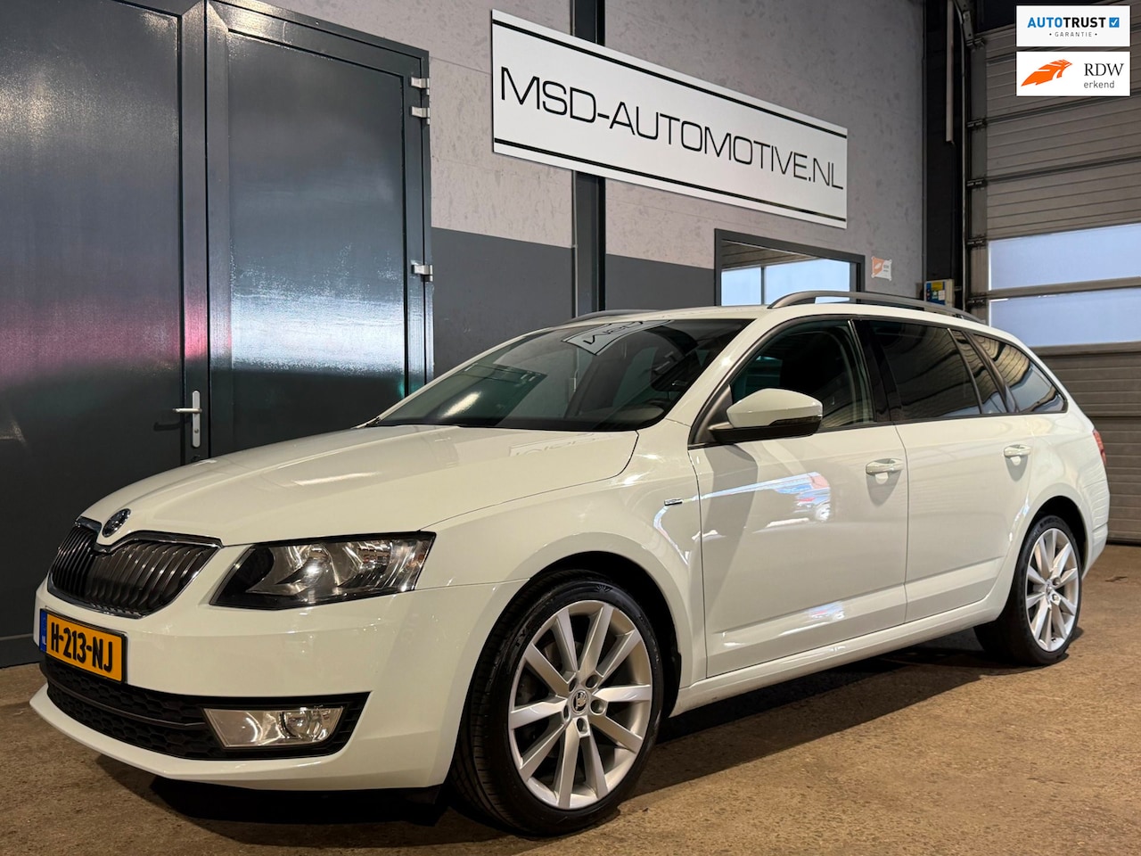 Skoda Octavia Combi - 1.4 TSI Greentech Edition|PDC|Stoelverw.|Trekhaak|Carplay ! - AutoWereld.nl