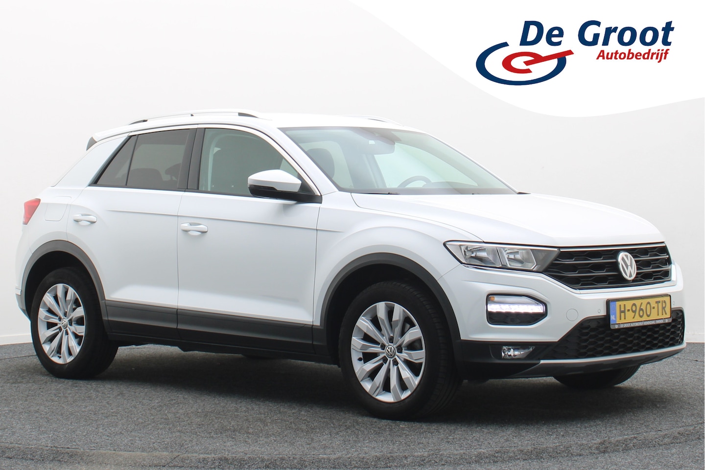 Volkswagen T-Roc - 1.5 TSI Style Camera, ACC, Trekhaak, Apple Carplay, Climate, Lane Assist, PDC - AutoWereld.nl