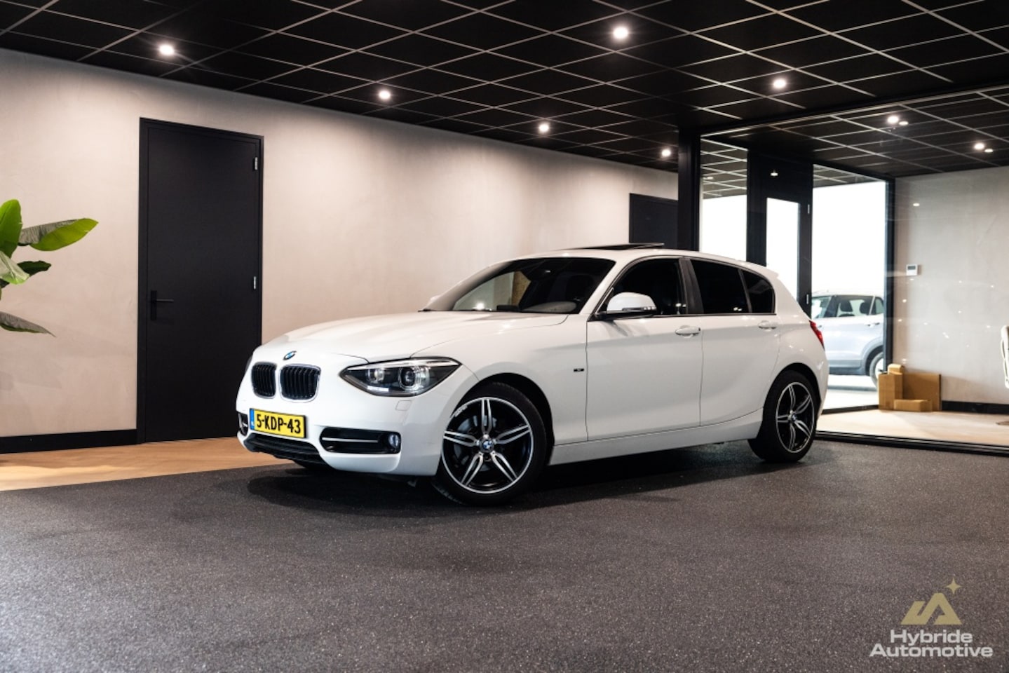 BMW 1-serie - 116i Upgrade Edition | Pano | Leder - AutoWereld.nl