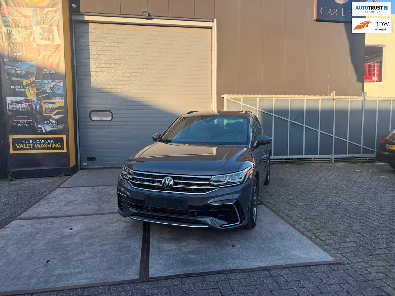 Volkswagen Tiguan - 1.4 TSI eHybrid R-Line | IQ | 360 | keyless | Pano| Head up | Carplay | Half leder/alcanta - AutoWereld.nl