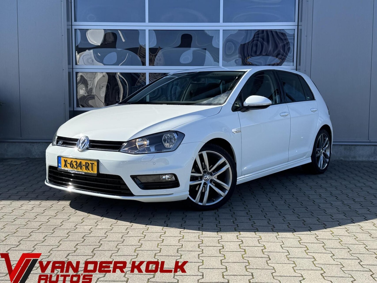 Volkswagen Golf - 1.2 TSI R-Line Automaat | Carplay | Cruise | Stoelverwarming | Climate | Trekhaak | Sensor - AutoWereld.nl