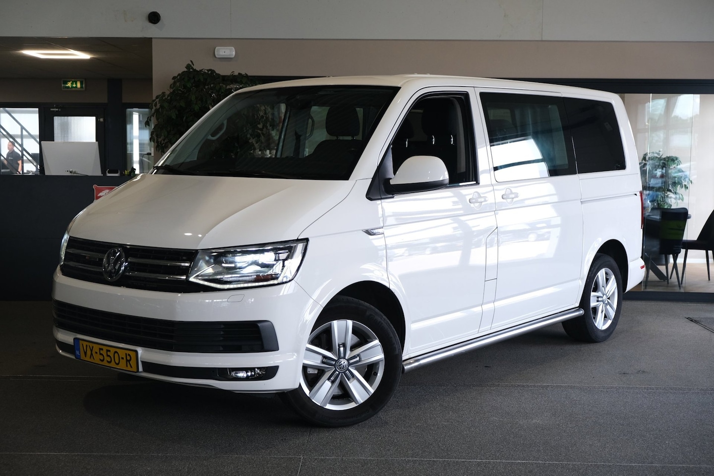 Volkswagen Transporter Multivan - 2.0 TDI L1H1 DC 4Motion Highline 2.0 TDI 204pk L1H1 DC 4Motion Highline - AutoWereld.nl