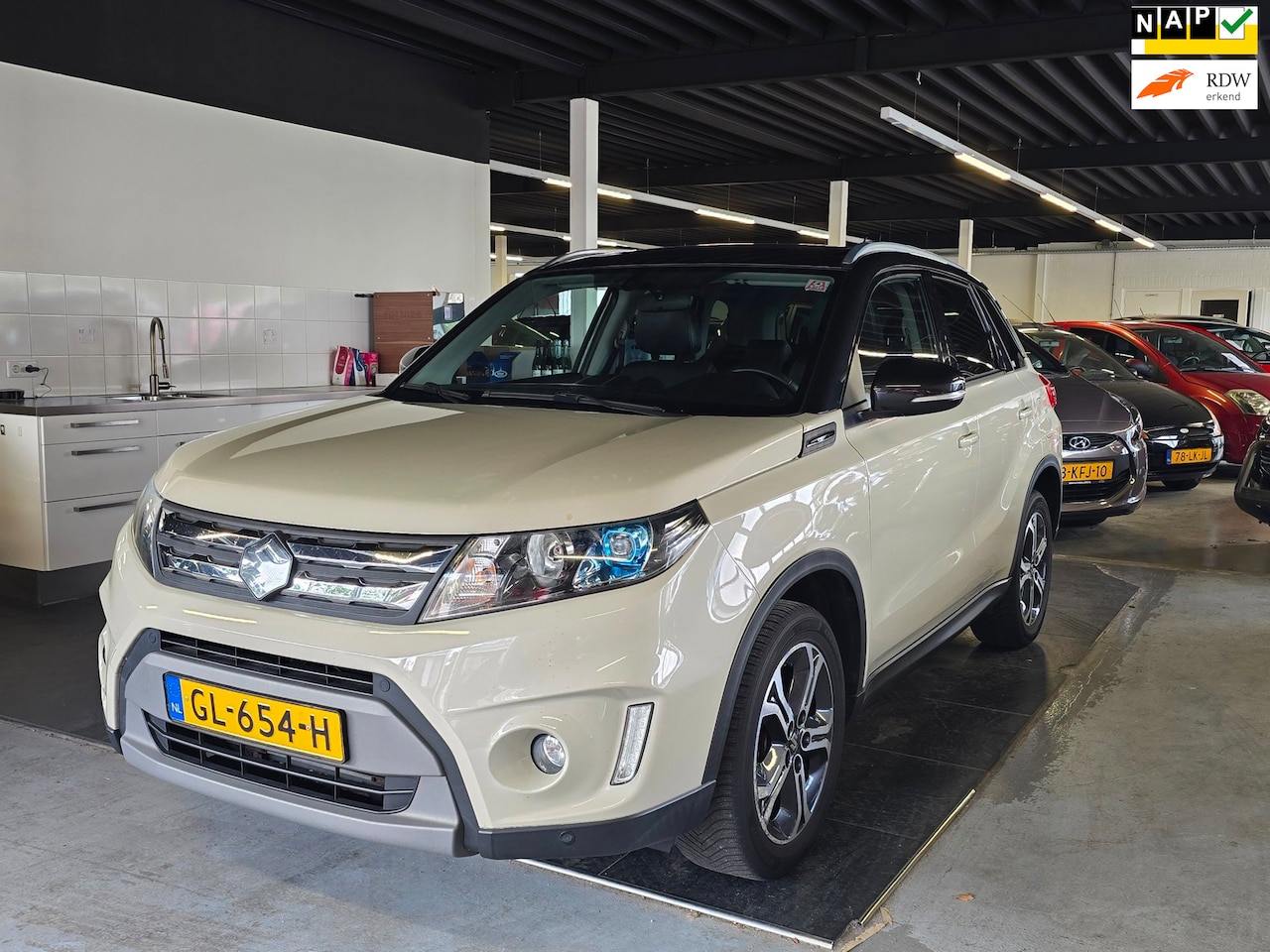 Suzuki Vitara - 1.6 High Executive/CRUISE/NAVI/AIRCO/N.A.P/ - AutoWereld.nl