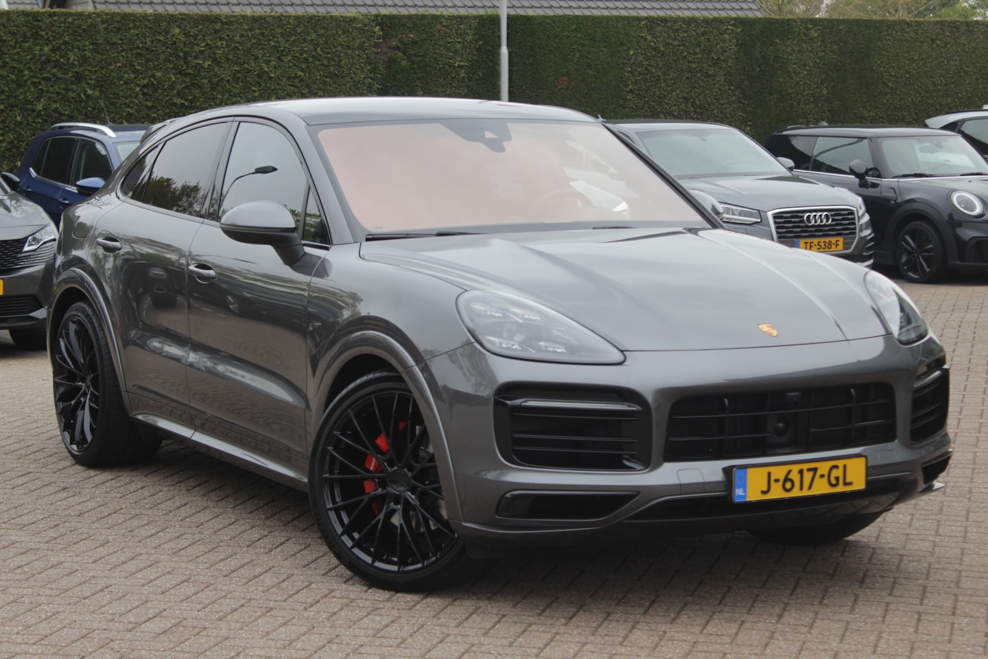 Porsche Cayenne Coupé - 3.0 E-Hybrid / Trekhaak / Panoramadak / 360Camera / Softclose / Sportuitlaat / 21'' / Keyl - AutoWereld.nl