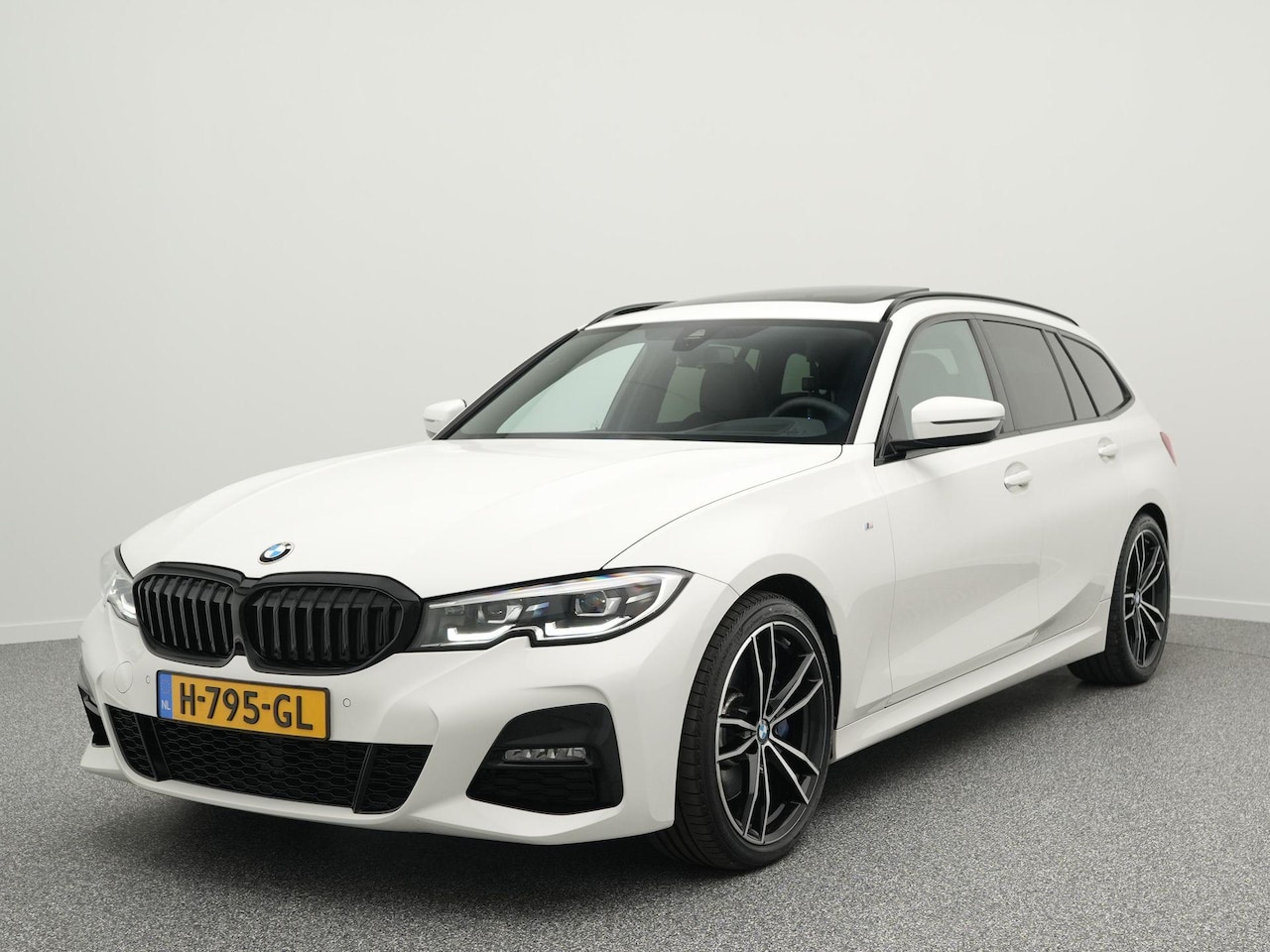 BMW 3-serie Touring - 320i Executive Edition 184 PK | M-pakket | LED koplampen | Head up display | Panorama dak - AutoWereld.nl