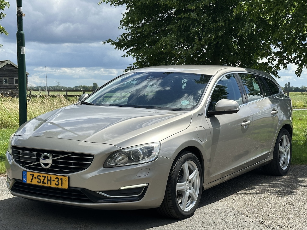 Volvo V60 - 2.4 D6 AWD Plug-In Hybrid Summum 1e eigen * INCL BTW rijdt perfect - AutoWereld.nl