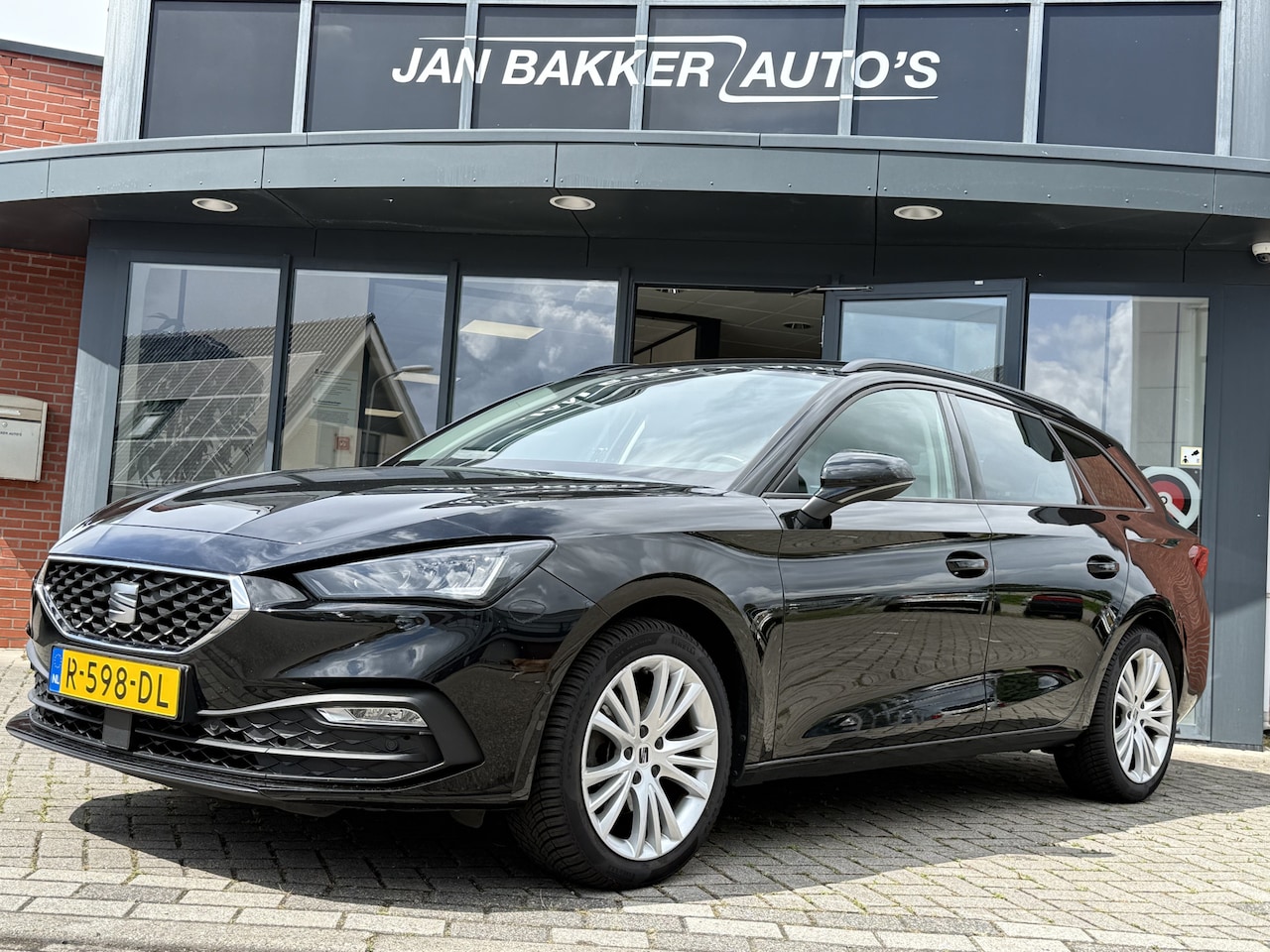 SEAT Leon Sportstourer - 1.0 TSI Style Business Intense ✅ CarPlay/Android ✅ 17inch ✅ VRC ✅ Camera ✅ - AutoWereld.nl
