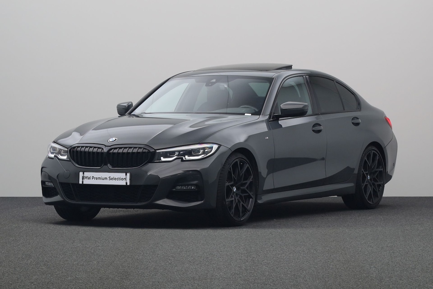 BMW 3-serie - 320i High Executive Edition | M-sport | DAB | Achteruitrijcamera | Leder | Stuur-/ Stoelve - AutoWereld.nl