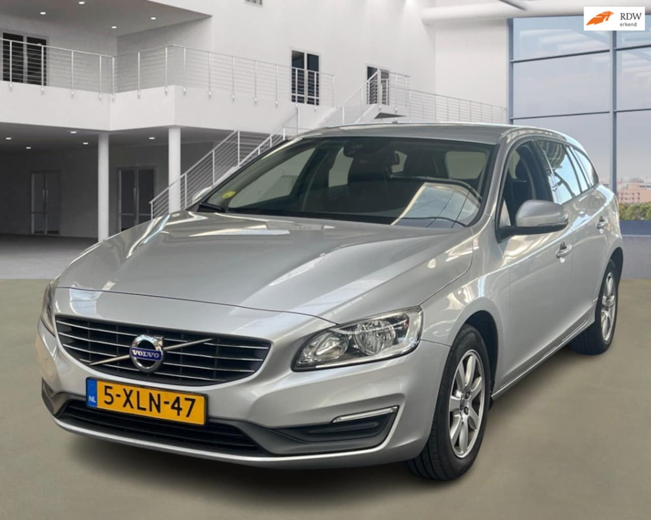 Volvo V60 - 1.6 D2 Momentum NAVI PSENSOR CRUISE 2 X SLEUTELS - AutoWereld.nl