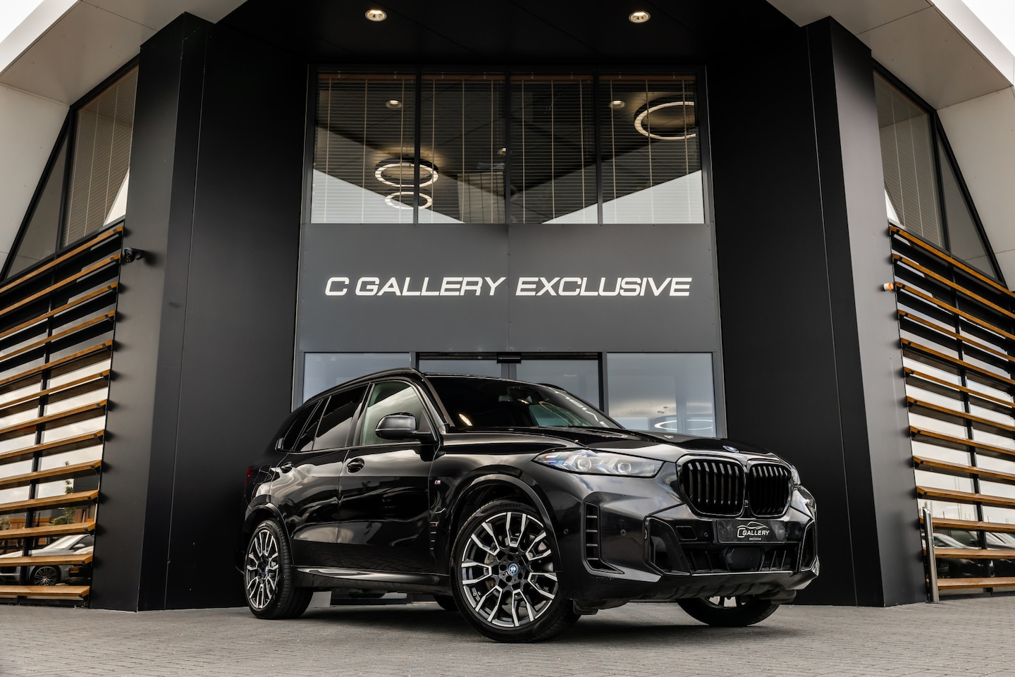 BMW X5 - xDrive50e - M Sport | Panorama | H&K | Elek. Trekhaak | Luchtvering - AutoWereld.nl