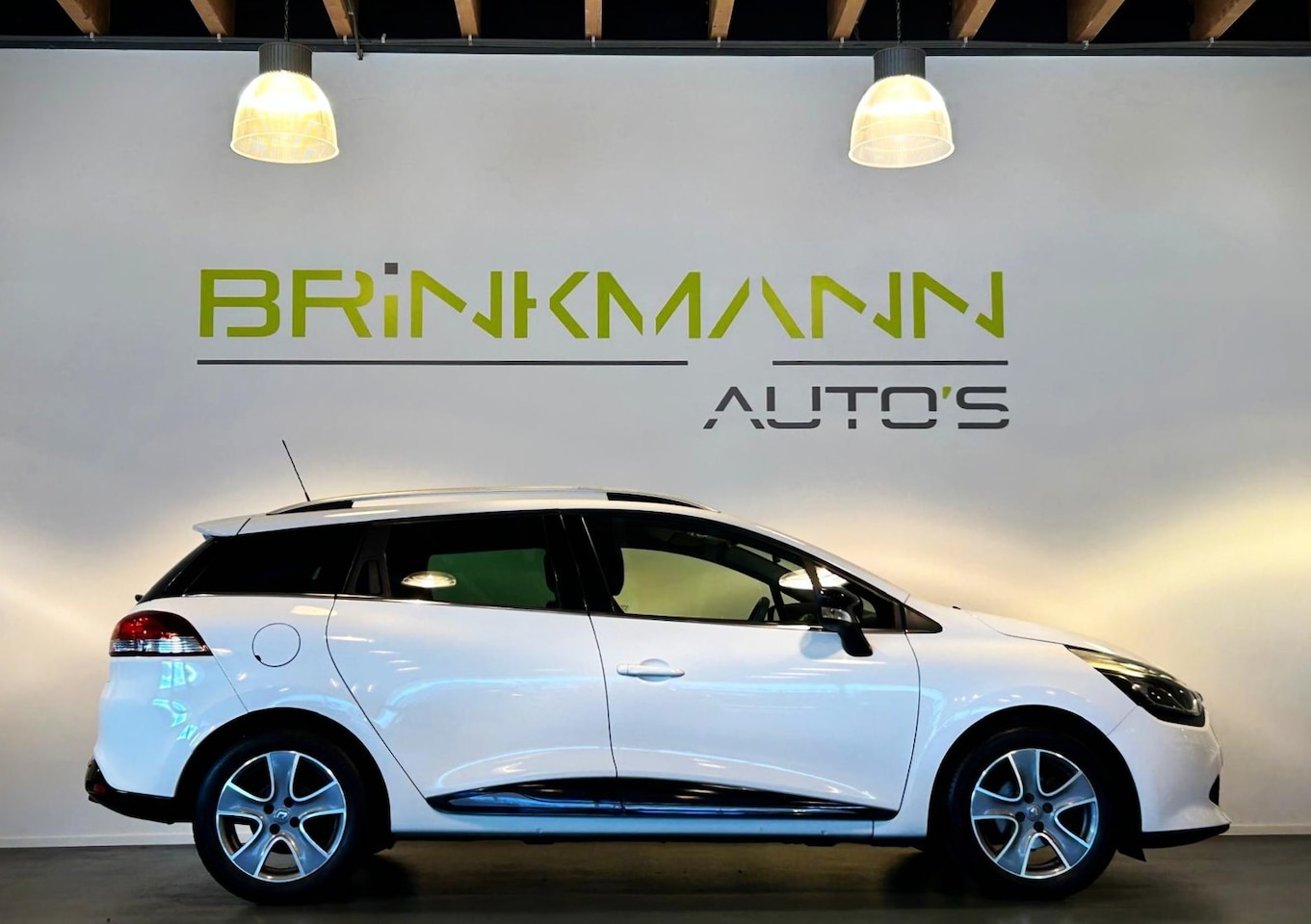 Renault Clio Estate - 0.9 TCe Night&Day - Nav. - PDC - APK 06-2027. - AutoWereld.nl