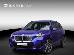 BMW iX1 - eDrive20 M Sportpakket | Premium Pack | Trekhaak met elektrisch wegklapbare kogel | Glazen