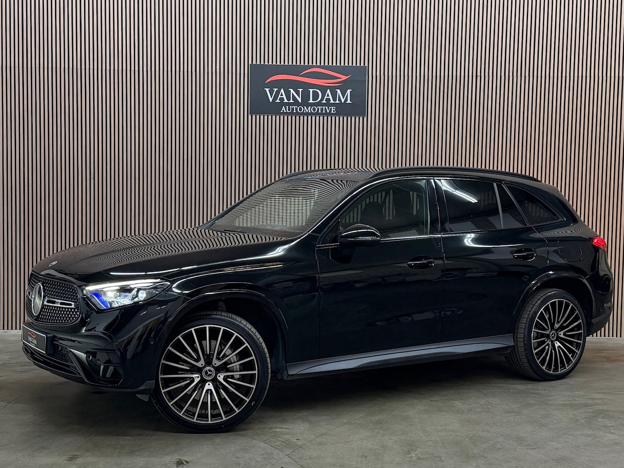 Mercedes-Benz GLC-klasse - 300e 4MATIC AMG Line 2023 PANO LED LEDER - AutoWereld.nl