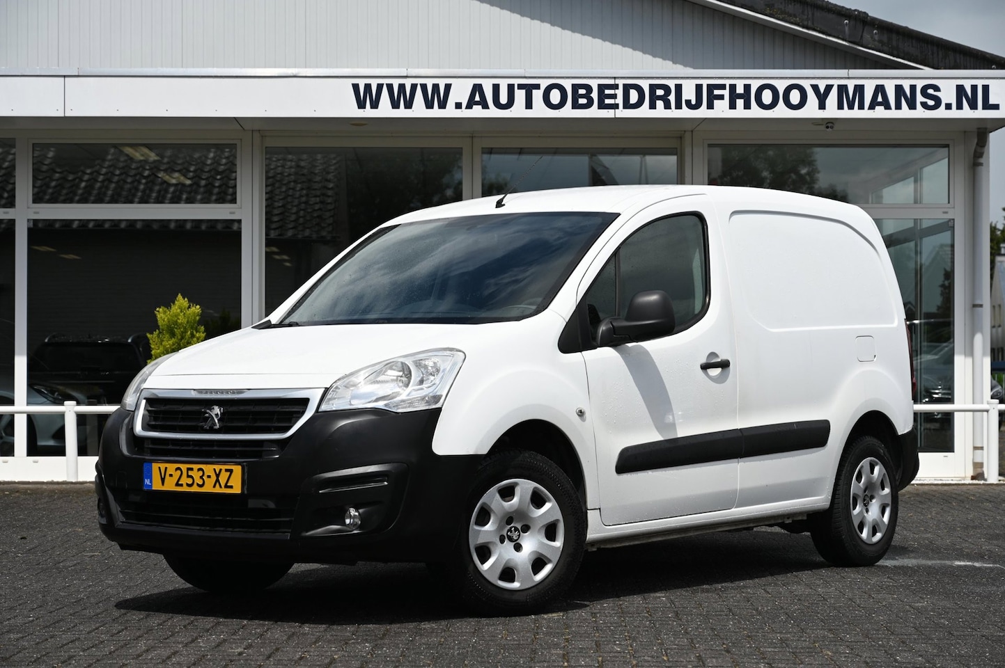 Peugeot e-Partner - Electric L1 Premium 3 Persoons - AutoWereld.nl