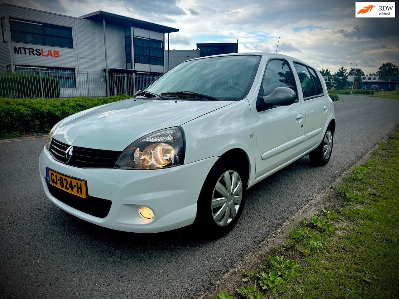 Renault Clio - 1.2 Authentique 1.2 Authentique, AIRCO, NIEUWSTAAT, LAGE KM STAND - AutoWereld.nl