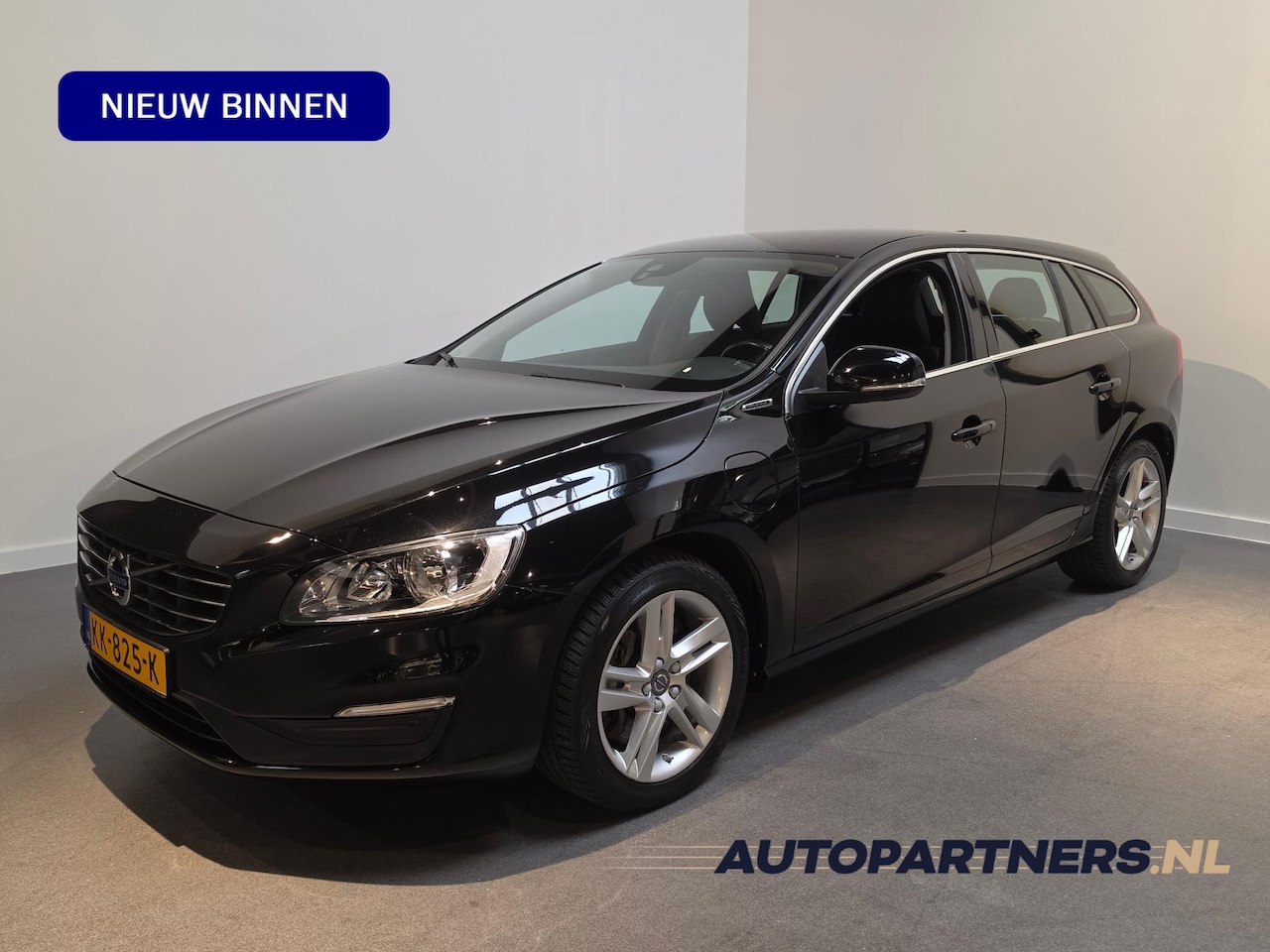 Volvo V60 - 2.4 D5 Twin Engine Momentum - Stoelverwarming - Navi - AutoWereld.nl