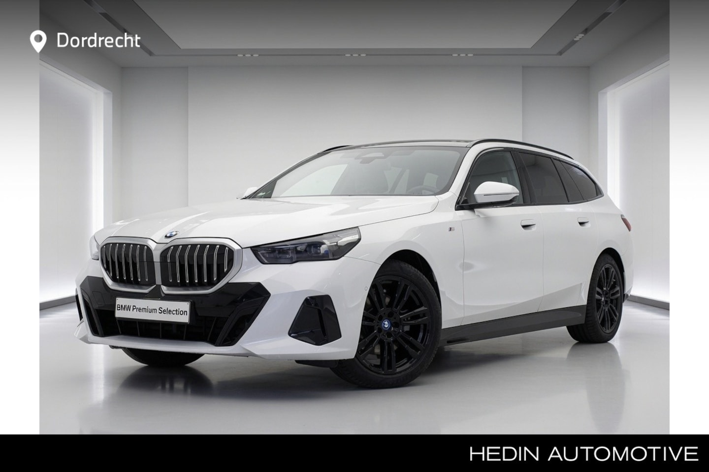 BMW 5-serie Touring - 520i M-Sport | Driving Assistant Plus | Harman Kardon | Panorama | Standkachel | Trekhaak - AutoWereld.nl