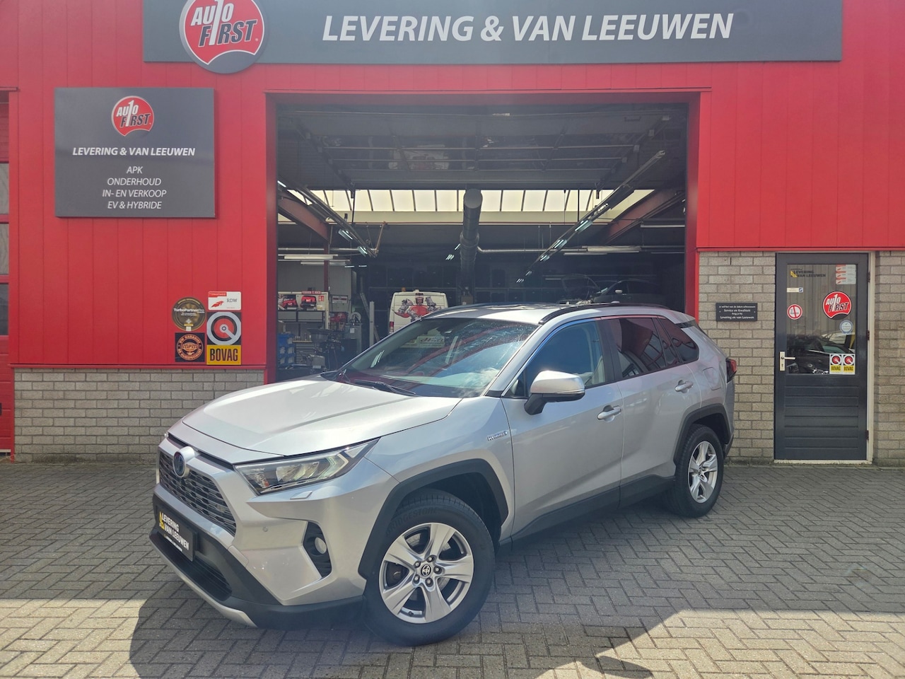 Toyota RAV4 - 2.5 Hybrid Dynamic/ Camera rondom/ Parkeersensoren voor + achter/ Stoelverwarming/ Trekhaa - AutoWereld.nl