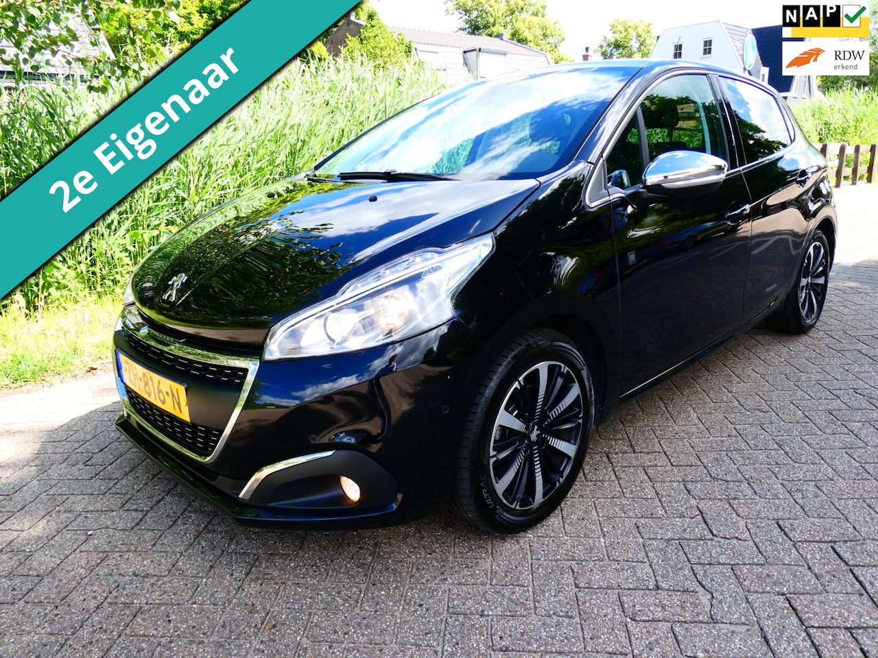 Peugeot 208 - 1.2i 110pk 2e eig. Automaat Clima Navi Panorama PDC - AutoWereld.nl