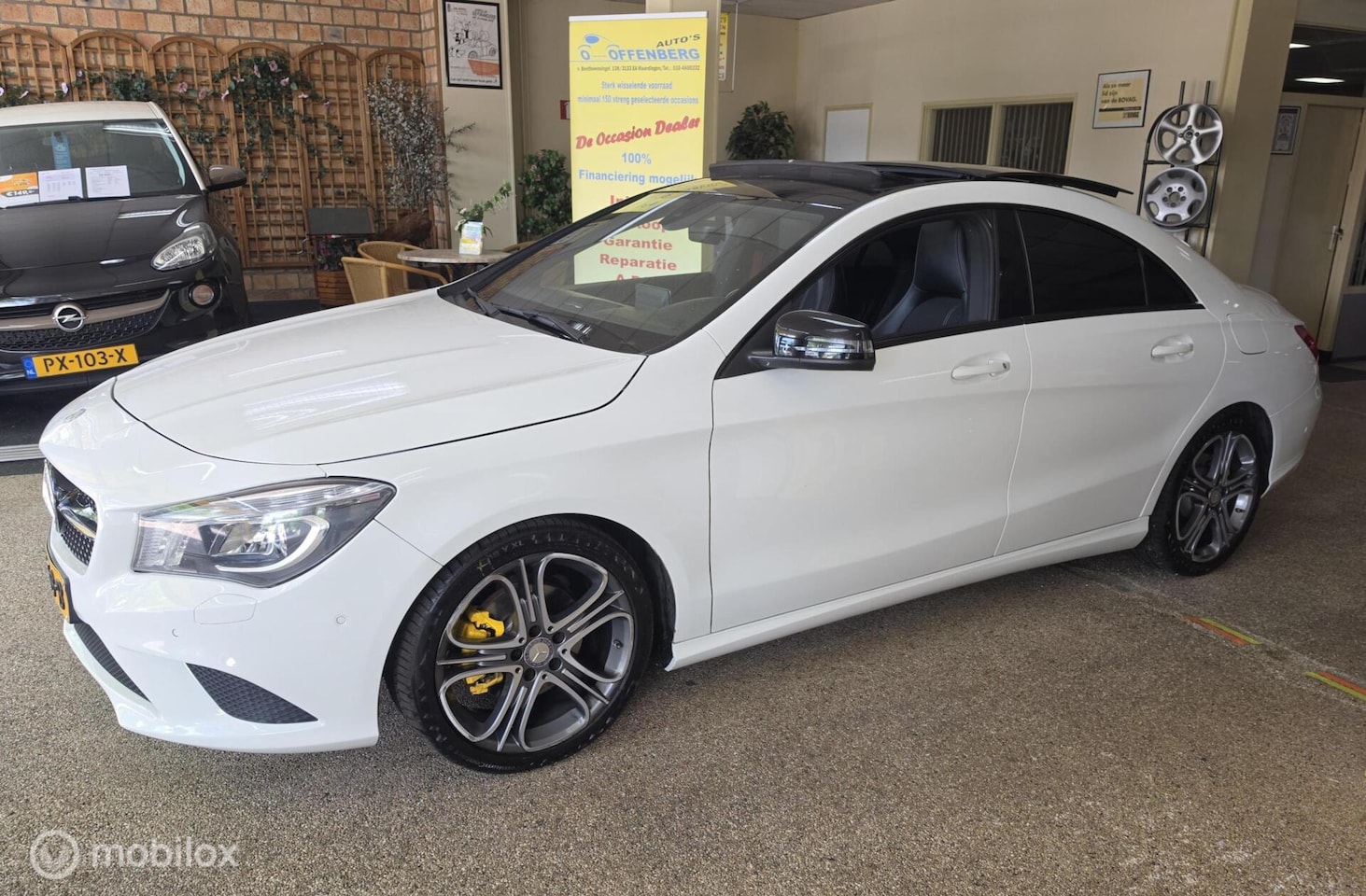Mercedes-Benz CLA-Klasse - 180 OrangeArt Edition Panoramadak - AutoWereld.nl
