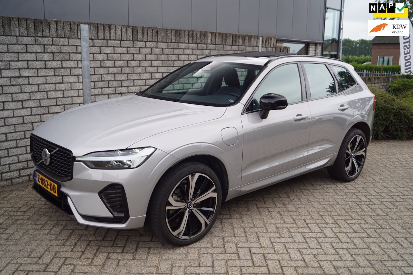 Volvo XC60 - 2.0 T8 Plug-in hybrid AWD Plus Dark Autom Panodak Leder Stoel/Stuur A Bank Verw Navi Camer - AutoWereld.nl