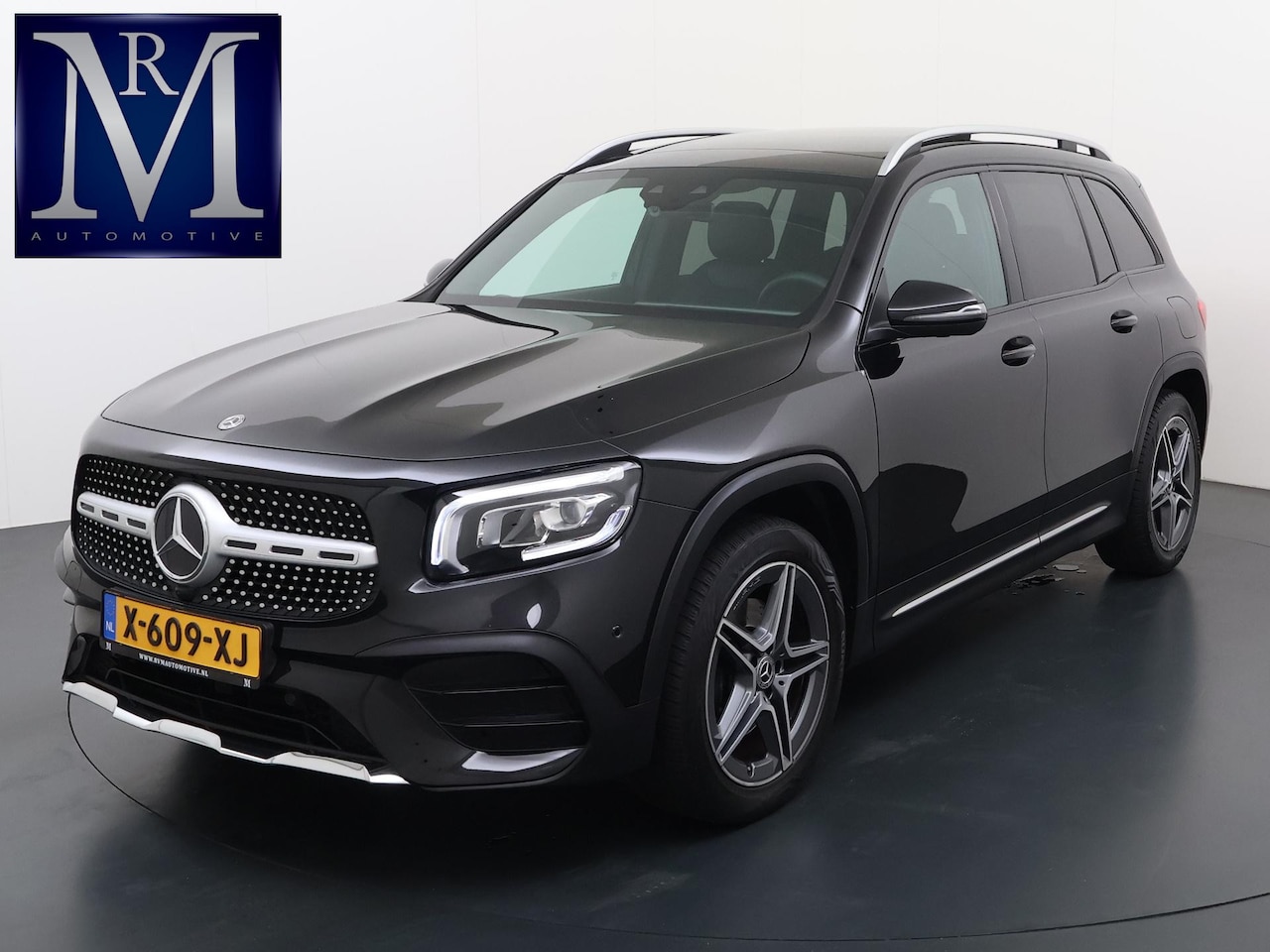 Mercedes-Benz GLB - 200 Business Solution AMG PANORAMADAK | SFEERVERLICHTING | ELEKTRISCHE TREKHAAK | CAMERA | - AutoWereld.nl