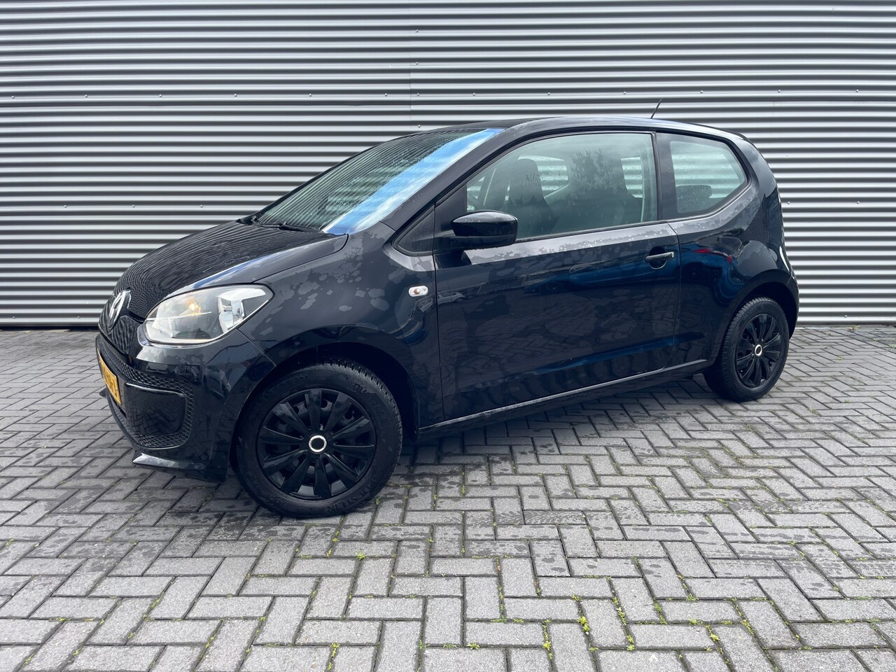 Volkswagen Up! - 1.0 black up airco / navi / elek pakket - AutoWereld.nl