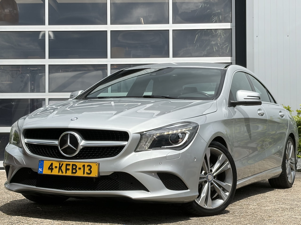 Mercedes-Benz CLA-Klasse - 180 Urban-pakket 122pk | Bi-xenon koplampen | Cruise control | Lichtmetalen velgen 5-spaak - AutoWereld.nl