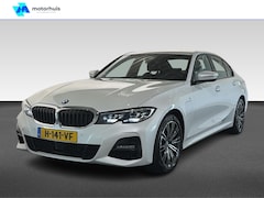 BMW 3-serie - | 330e | High Executive Automaat M-Sportpakket Ambienteverlichting | M Sport | Parkeerassi