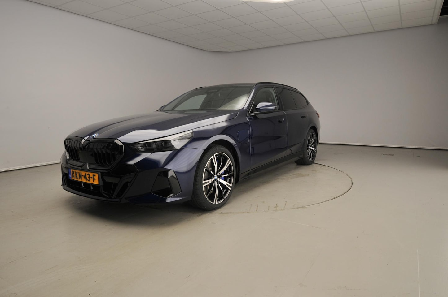 BMW 5-serie Touring - 550e xDrive M-Sportpakket Pro / Panoramadak / Trekhaak / Driving assist Prof / Adaptief On - AutoWereld.nl