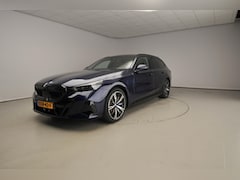 BMW 5-serie Touring - 550e xDrive M-Sportpakket Pro / Panoramadak / Trekhaak / Driving assist Prof / Adaptief On