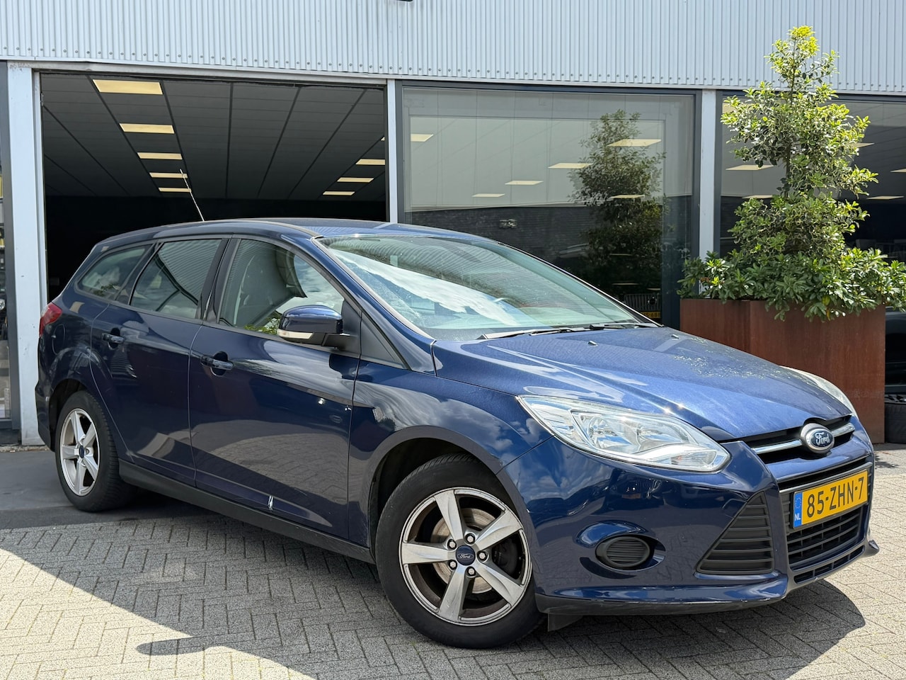 Ford Focus Wagon - 1.0 EcoBoost Trend EXPORT/CRUISE CONTROL/AIRCO/TREKHAAK/MULTI STUUR - AutoWereld.nl
