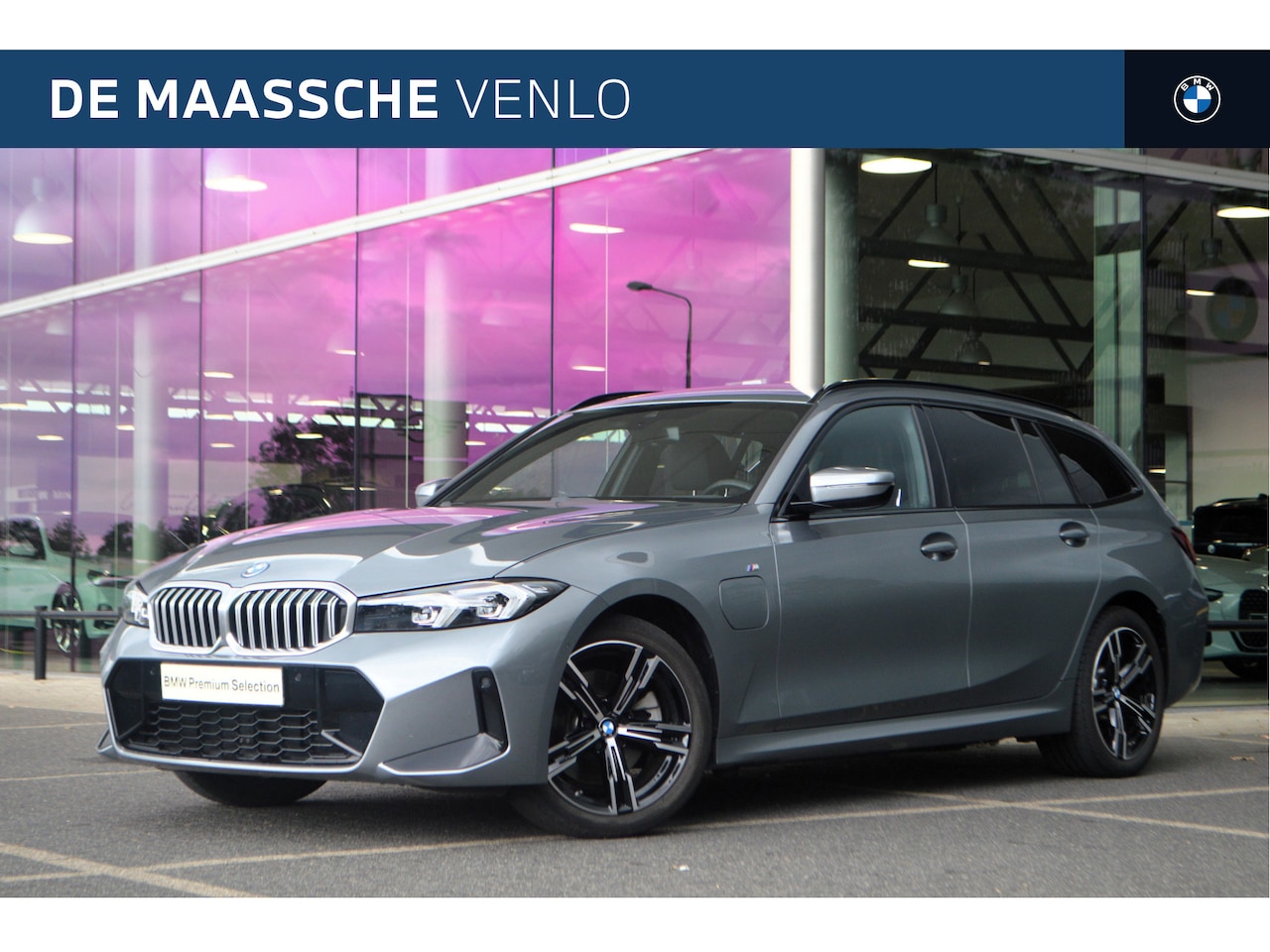 BMW 3-serie Touring - 330e M Sport Automaat / Trekhaak / Sportstoelen / Comfort Access / Achteruitrijcamera / St - AutoWereld.nl