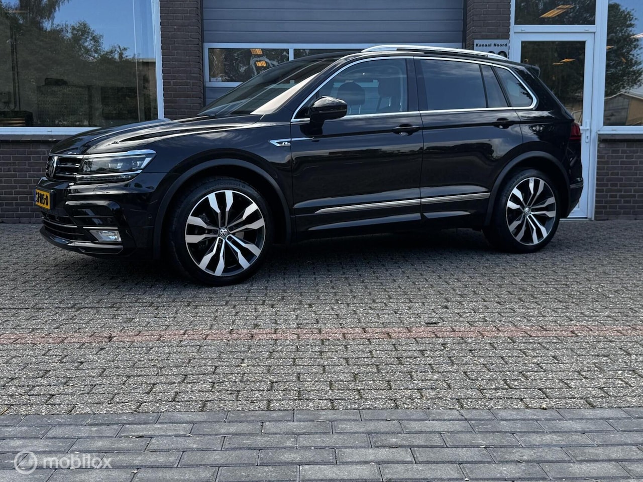 Volkswagen Tiguan - 2.0 TSI 4WD R LINE DSG UNIEK! ALLE OPTIES! - AutoWereld.nl