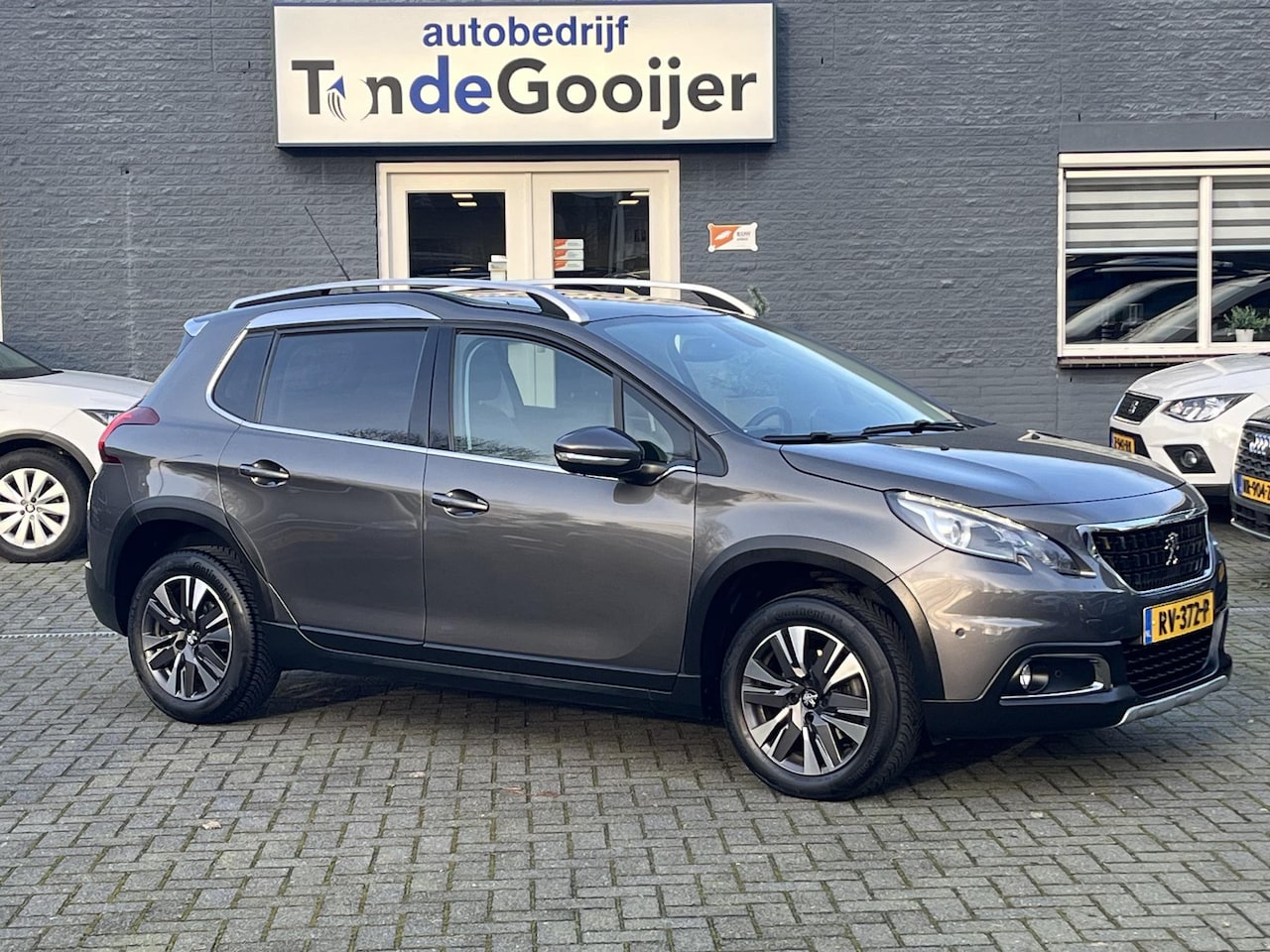Peugeot 2008 - 1.2 PureTech Allure Automaat | PANORAMADAK | NAV. | CAMERA | TREKHAAK | - AutoWereld.nl