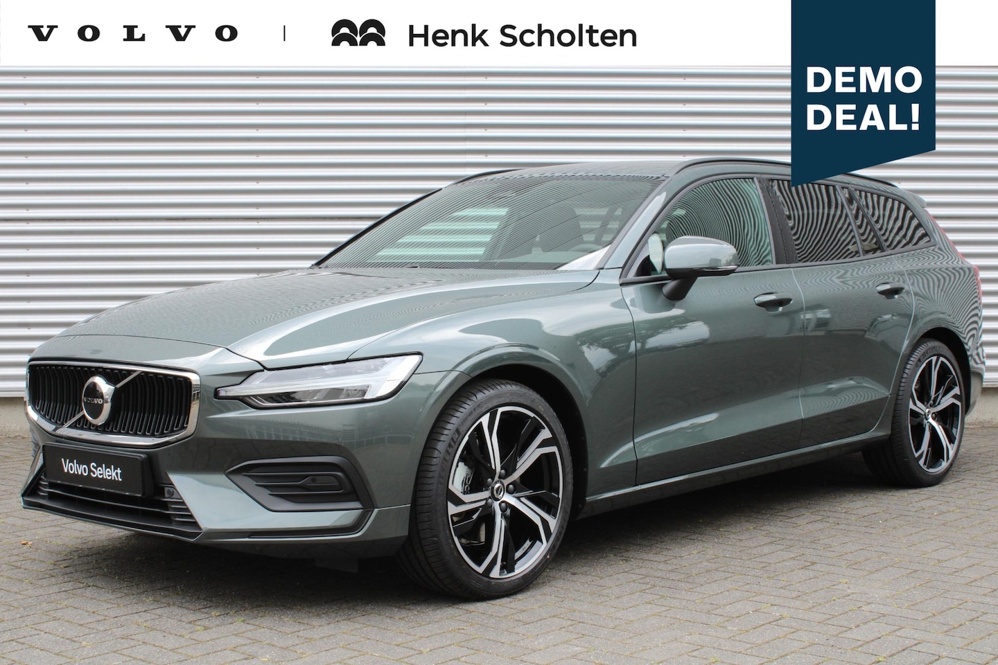 Volvo V60 - B4 Automaat Mild Hybrid Essential Edition | Lederen Bekleding Charcoal | Adaptieve Cruise - AutoWereld.nl